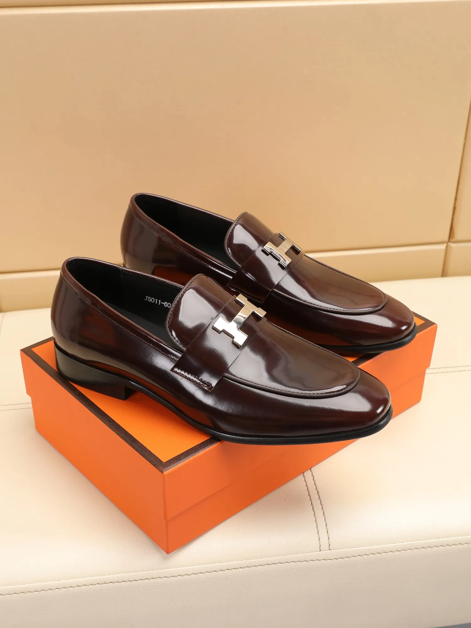 Factory price 460💶[HERMES] (cowhide lining)🍀Italian top luxury🍀He does not pursue novel styles and gorgeous colors, but attracts the favor of successful men with his flawless, elegant and classic style! This very, very comfortable, simple and stable style makes it easy to match any style! The pattern is absolutely 1:1 refined from the original case, and we strive for excellence in materials, imported cowhide + cowhide lining💪💪💪extraordinary texture👍! .Code number: 39 to 44 (38.4546 customized)